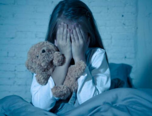 Mon enfant voit quelqu’un dans sa chambre : que faire ?