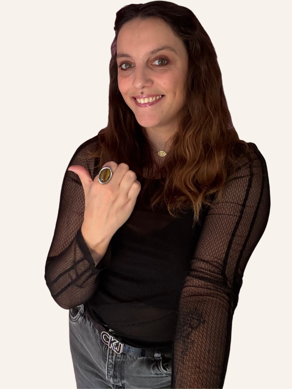 Cindy proposant les séances de soutien émotionnel chez Amedium Cindy, médium réalisant les séances de guidance spirituelle chez Amedium