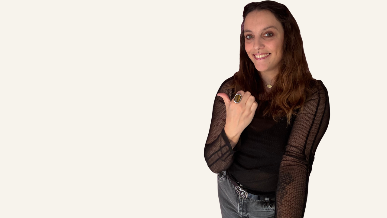 Cindy proposant les séances de soutien émotionnel chez Amedium Cindy, médium réalisant les séances de contact défunt chez Amedium