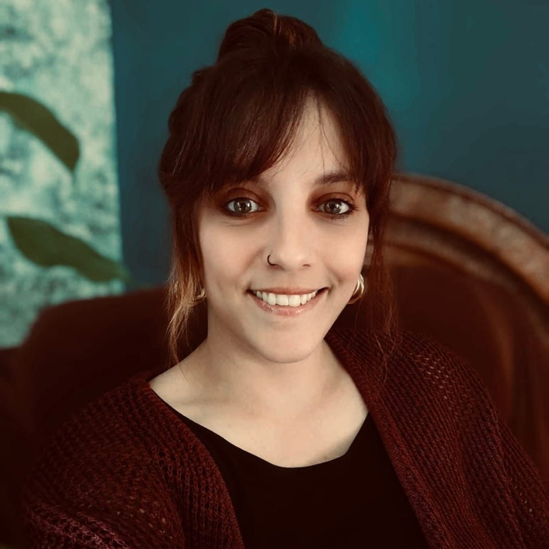 cindy Cindy, médium spécialisée dans le contact avec les défunts